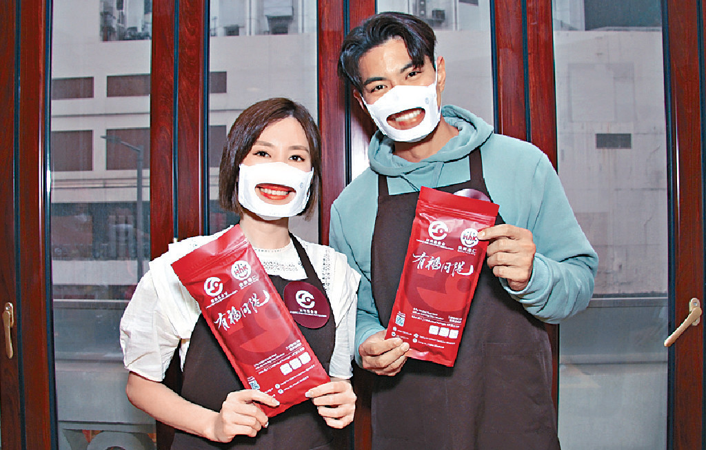 ■二人戴上「讀唇友善」口罩展露出燦爛笑容。