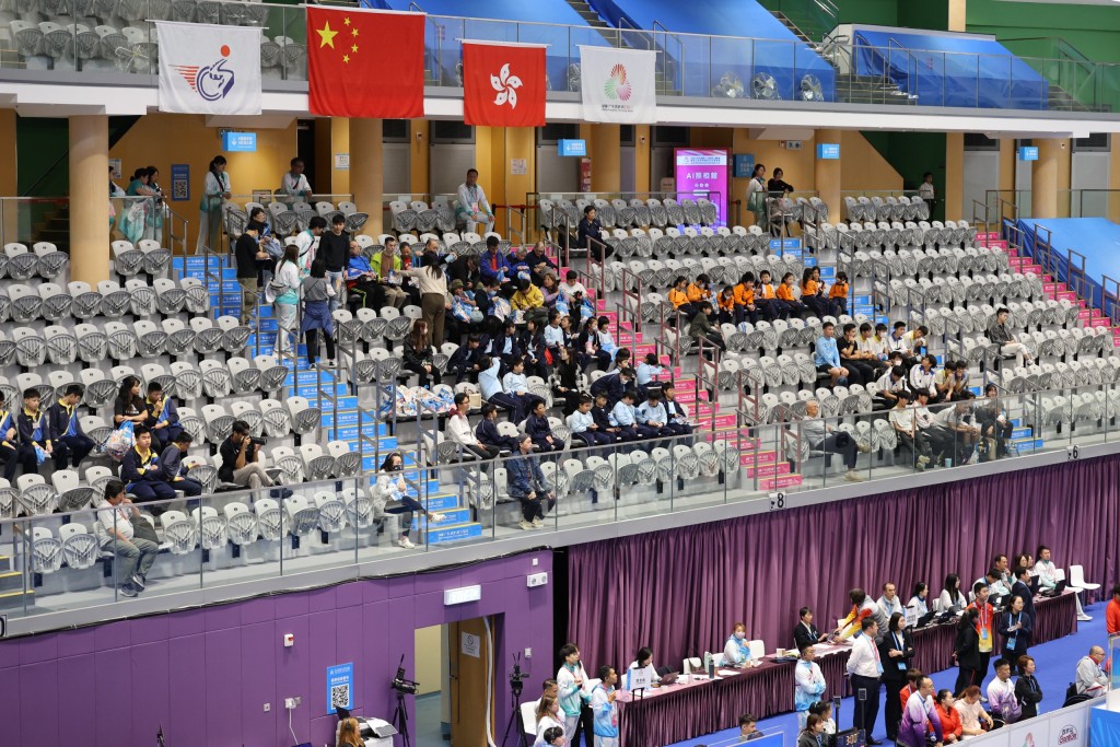 周四有不少小学生入场打气。徐嘉华摄 周四有不少小学生入场打气。徐嘉华摄