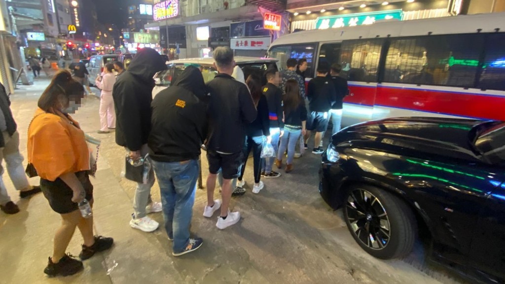 警油麻地搗非法麻雀賭檔拘15人 檢近7萬籌碼