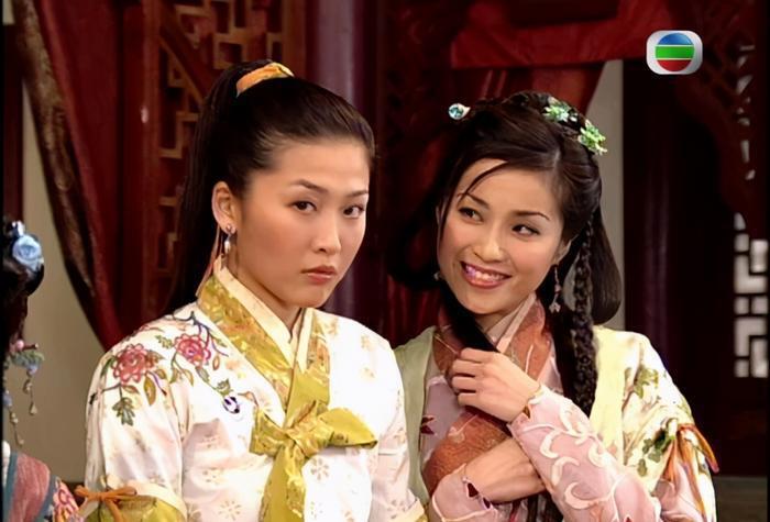譚小環（右）曾是TVB當紅花旦，拍過《開心華之里》、《緝私群英》及《殭屍福星》等劇集。