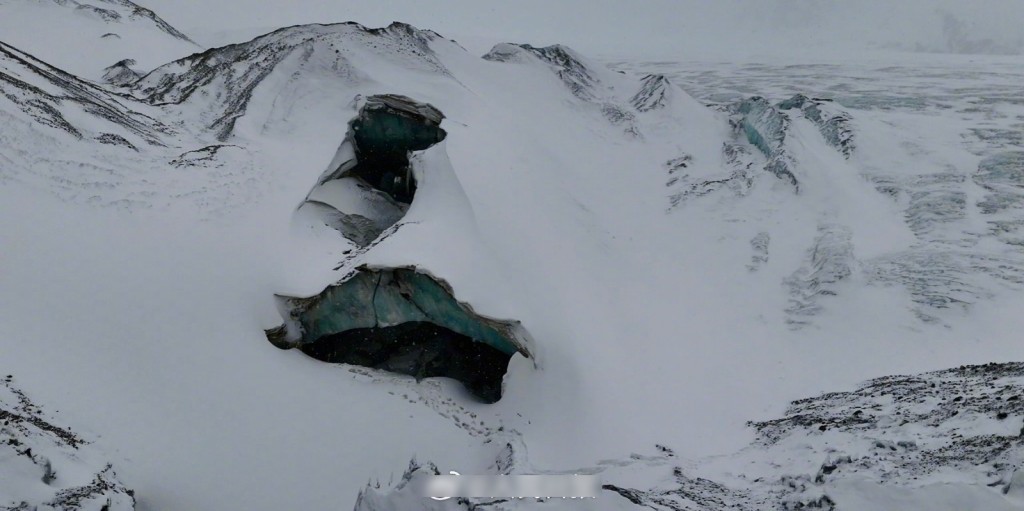 西藏昌都市新發現的然普藍冰洞。人民日報