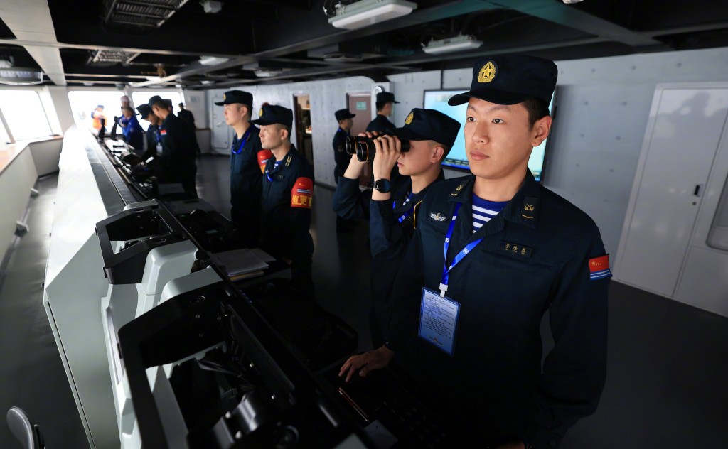 福建舰由海军人员操控，全自动化操作。（新华社）