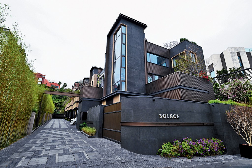 SOLACE由6幢3層高洋房組成，面積介乎2496至2787方呎。