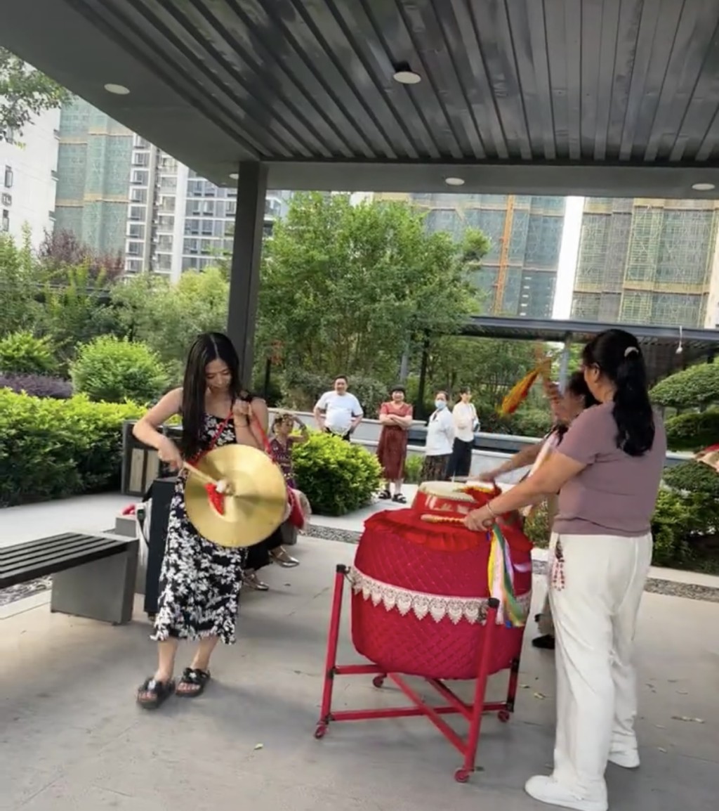 大媽打鼓擾民引業主敲鑼對抗。抖音@仙桃風和日麗打鼓擾民