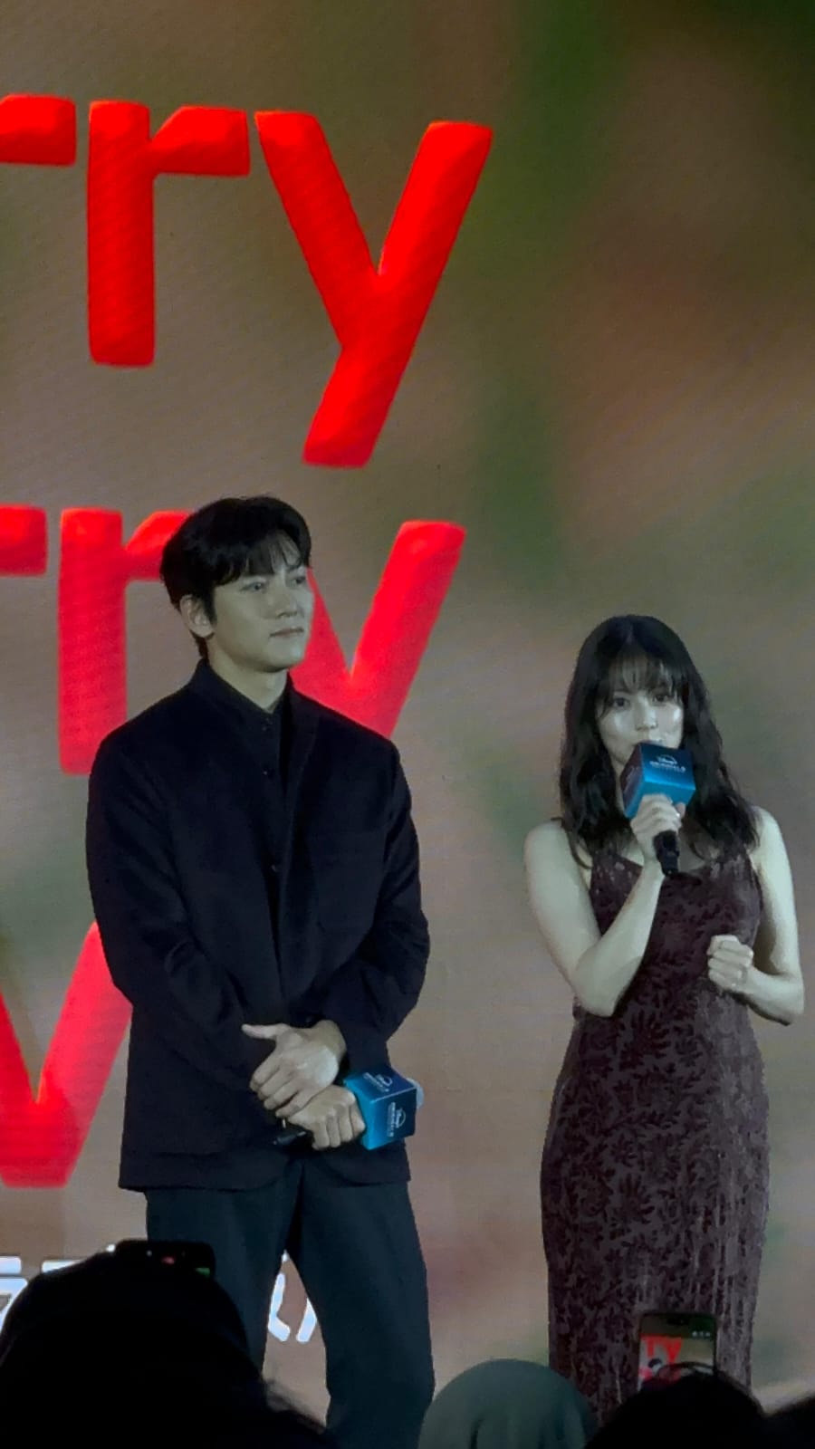 池昌旭、今田美樱在上午介绍共演的爱情剧《Merry Berry Love》。