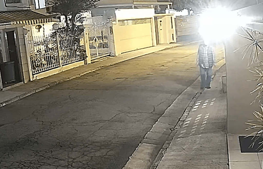 老伯一邊吸煙一邊行。fb：  錦綉住客大聯盟