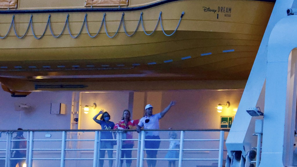 乘客在「迪士尼夢想號」甲板上。 路透社