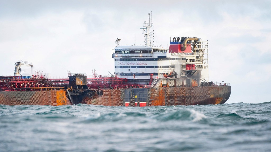 Stena Immaculate船身燒出大洞。法新社