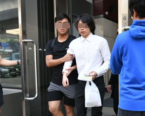 被告張君龍(白衫)在友人陪同下離開法院。