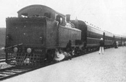 九广铁路开通时，便以蒸汽机作为动力来源的蒸汽机车服务大众。及至二战结束，战时科技跃进，蒸汽机车因效能不及柴油机车，加上容易造成空气污染，于上世纪50年代渐渐消失。至1962年，所有蒸汽火车头完全停用，标志英段铁路蒸汽火车时代的终结。图为首班蒸汽火车（1号机车）。（九广铁路公司网页图片）