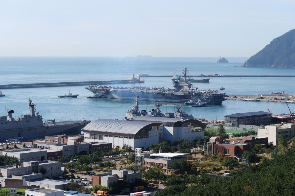 列根號駛進南韓南部釡山港口，準備舉行美韓聯合軍演。路透