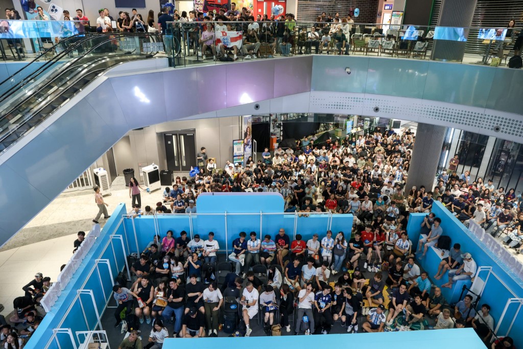 世界盃決賽凌晨上演,逾百球迷坐滿啟德零售館觀賽。何家豪攝 世界盃決賽凌晨上演,逾百球迷坐滿啟德零售館觀賽。何家豪攝