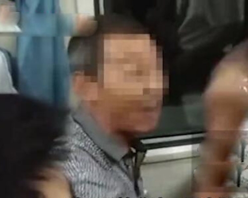 列車長勸說「霸位大叔」一小時無效，終由 其他乘客將大叔拉起。（網圖）