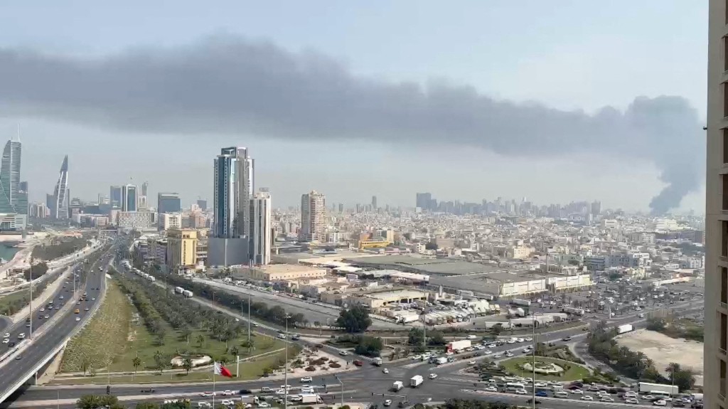 巴林首都马纳马（Manama）数栋住宅大楼遭袭，有浓出升至半空。路透社
