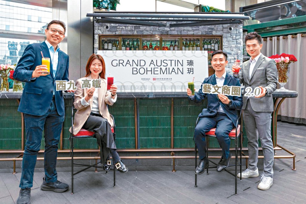 新世界何家欣（左二）表示，瑧玥售價將參考九龍站一帶樓盤近期成交價。