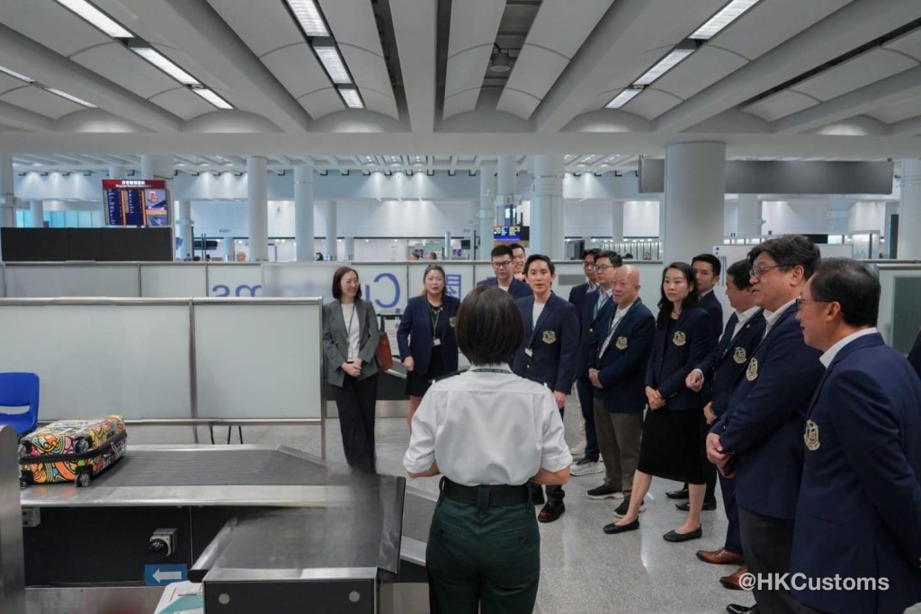 會議前,名譽會長們參觀香港國際機場設施。 會議前,名譽會長們參觀香港國際機場設施。