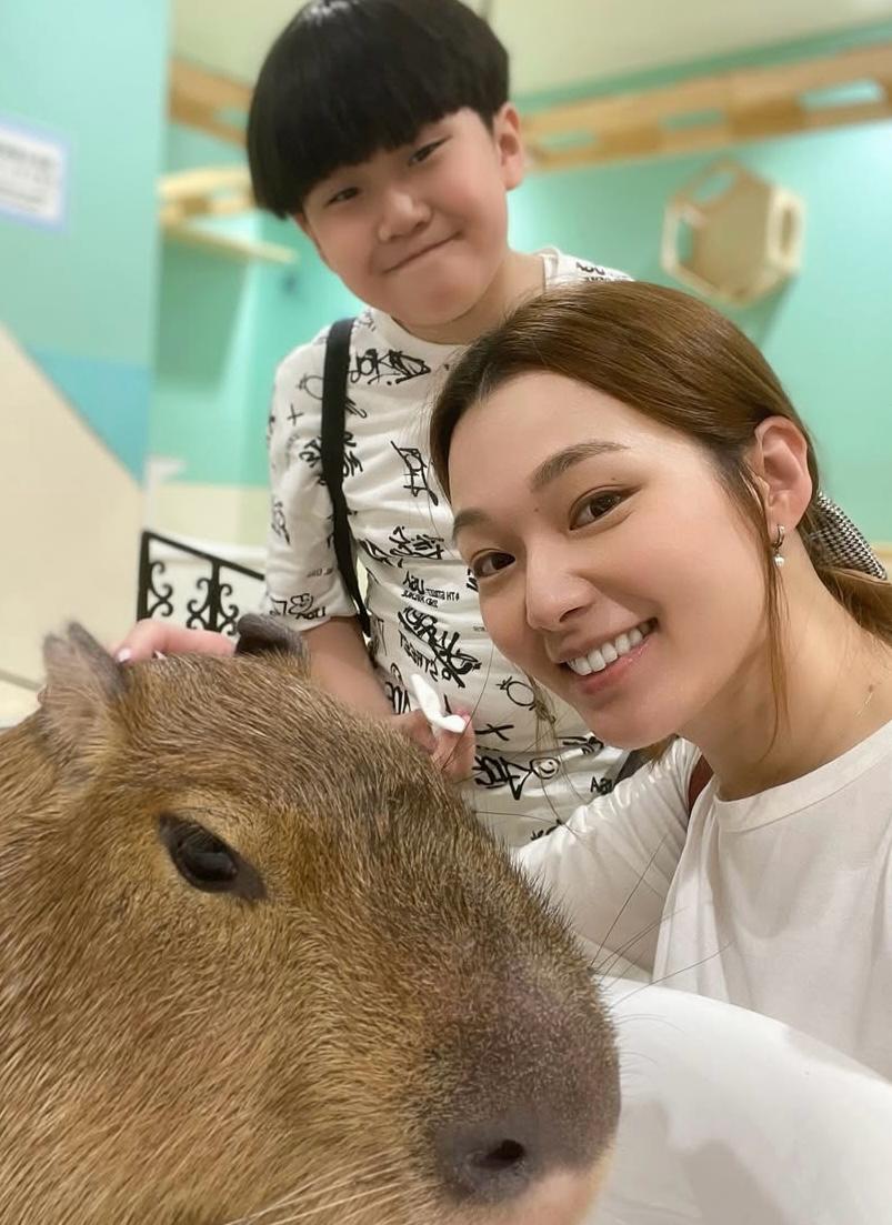 呂慧儀近月與兒子去探水豚。 呂慧儀近月與兒子去探水豚。