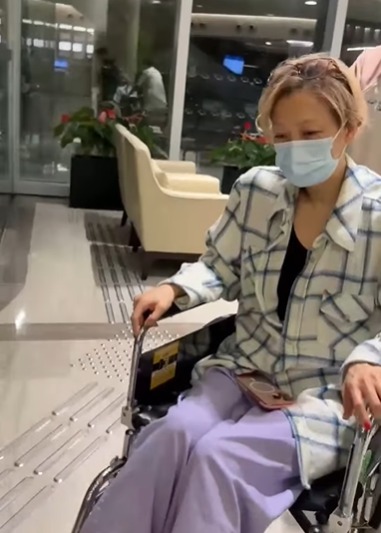 最近Sammi做運動傷腰，要坐輪椅入院。