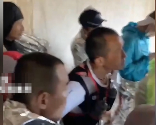 參賽者躲進放羊小屋保暖。影片截圖