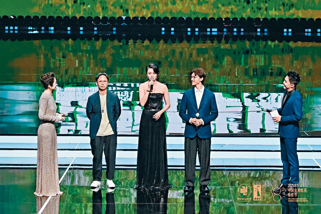 三人代表電影《逆轉上半場》登上金雞百花舞台。