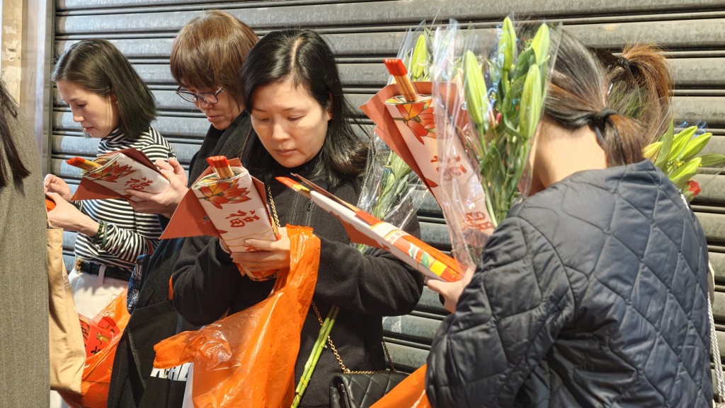 善信在衣寶誠心寫下姓名及日期。