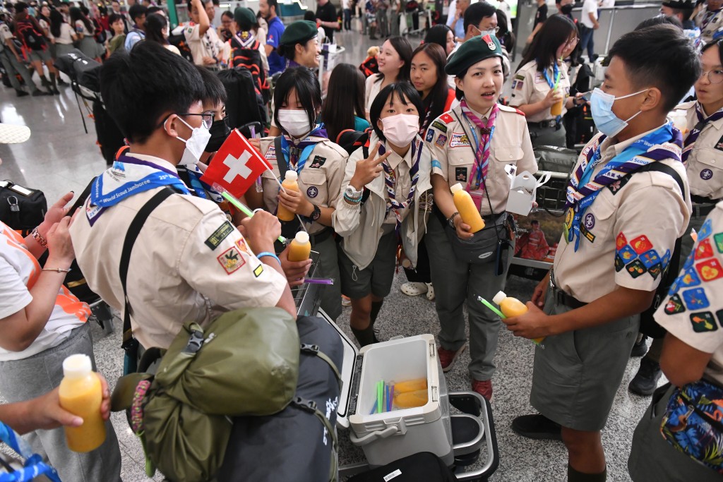 世界童軍大露營的香港代表團陸續返抵本港。陳極彰攝