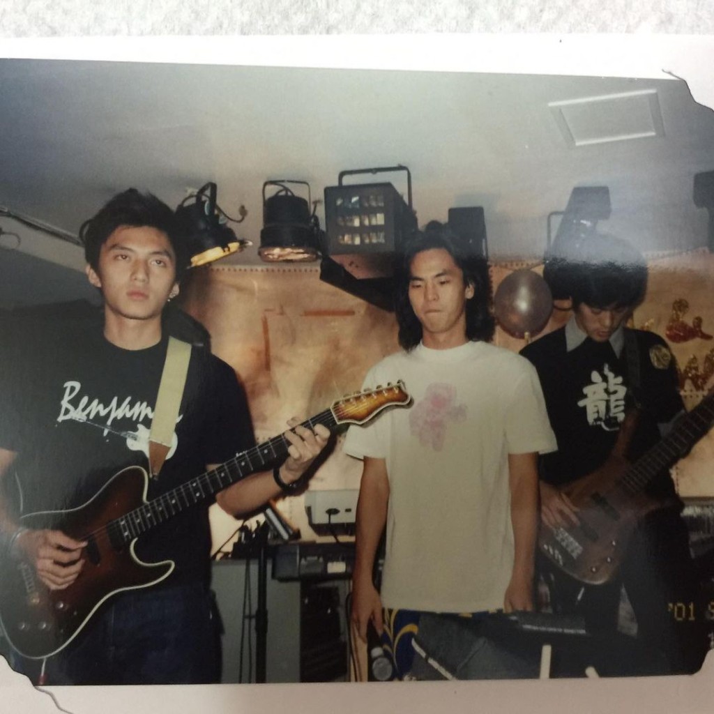 每個周末他們到處演出。