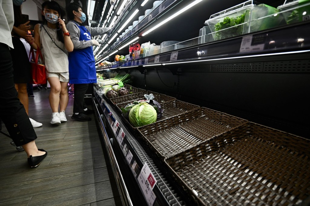 市民湧去超市購買蔬果、鮮肉、冷凍食品。