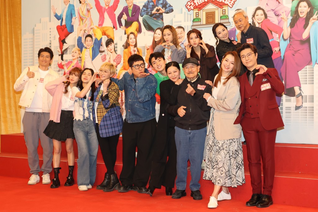 《愛•回家之開心速遞》一班演員姚焯菲(Chantel)、周嘉洛、呂慧儀、張景淳、陳浚霆、古佩玲、滕麗名等今日(20日)出席宣傳活動。 《愛•回家之開心速遞》一班演員姚焯菲(Chantel)、周嘉洛、呂慧儀、張景淳、陳浚霆、古佩玲、滕麗名等今日(20日)出席宣傳活動。