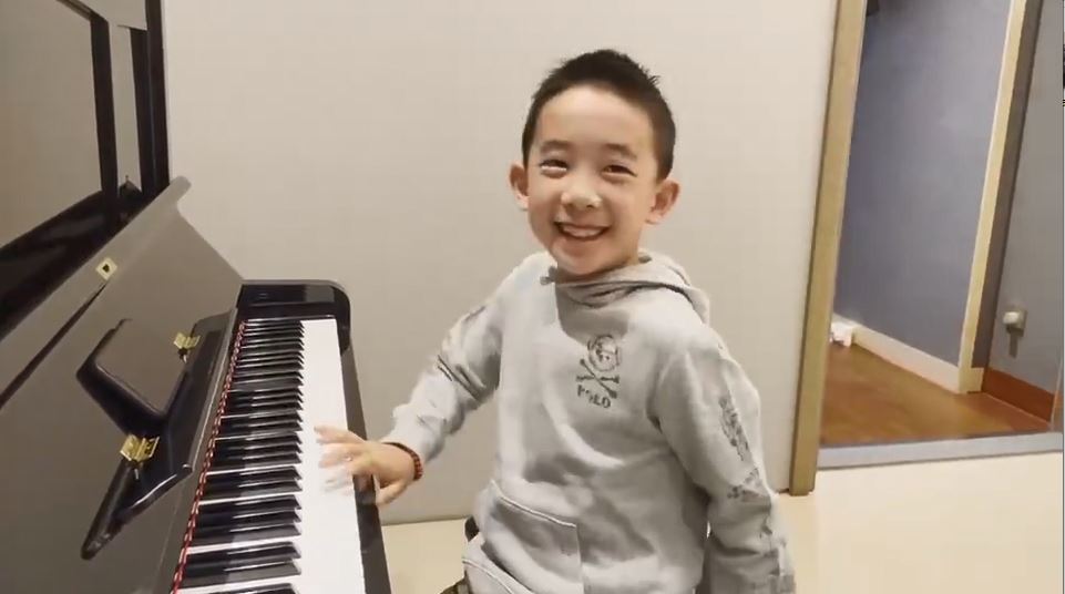 笑得好甜。