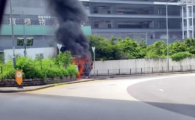 貨車陷入火海。fb:車cam L(香港群組) 貨車陷入火海。fb:車cam L(香港群組)