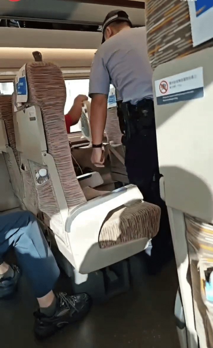 高铁乘客使用插电风扇遭乘警制止。