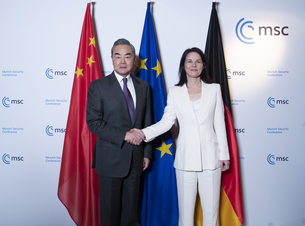 外交部長王毅在出席慕尼黑安全會議期間會見德國外長貝爾伯克。（新華社）