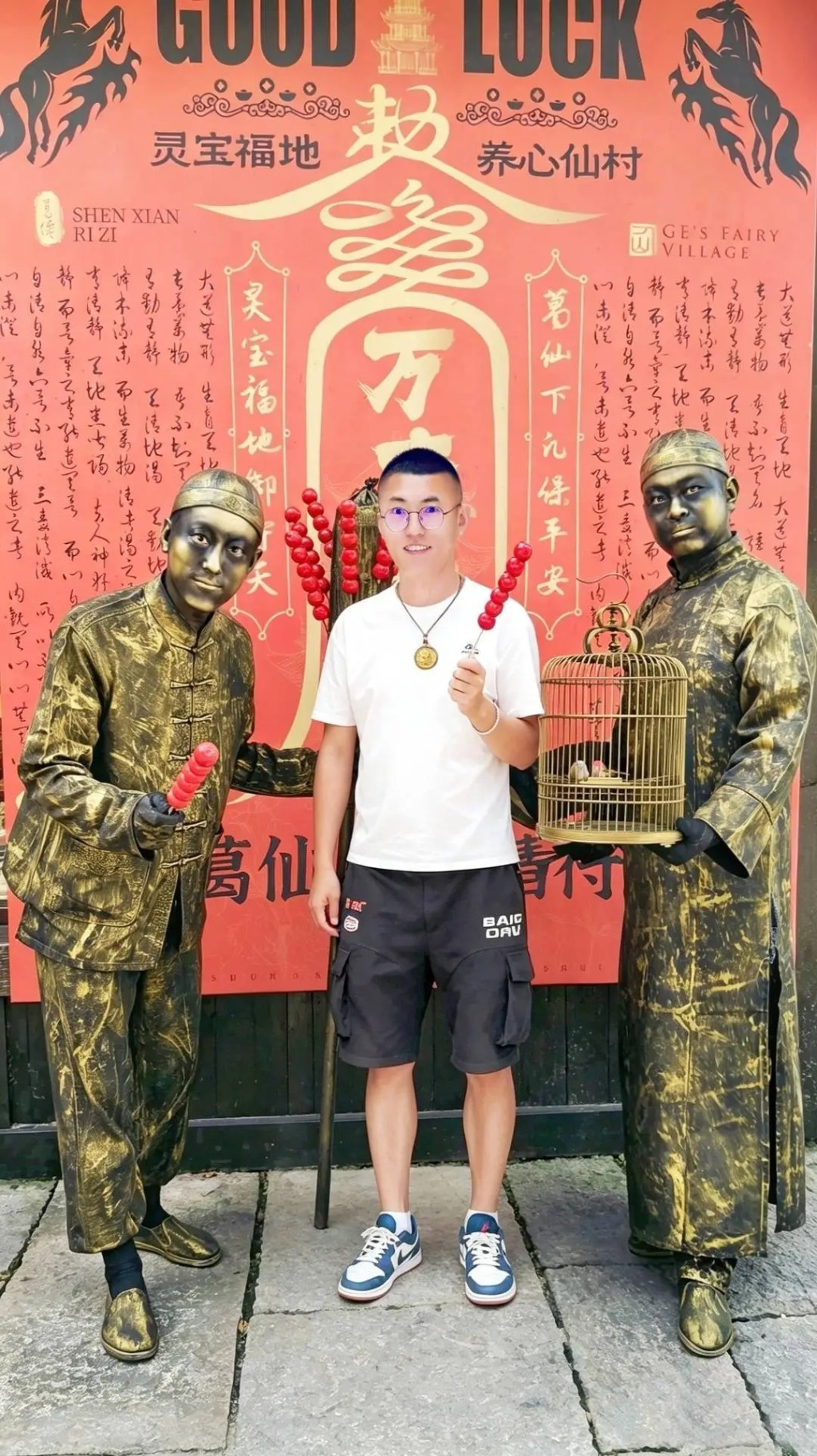 小李(中)。