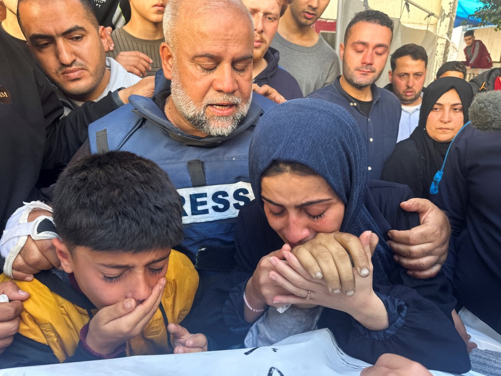 半岛电视台加沙分社社长达赫杜对于儿子死于以军空袭，悲痛不已。路透社