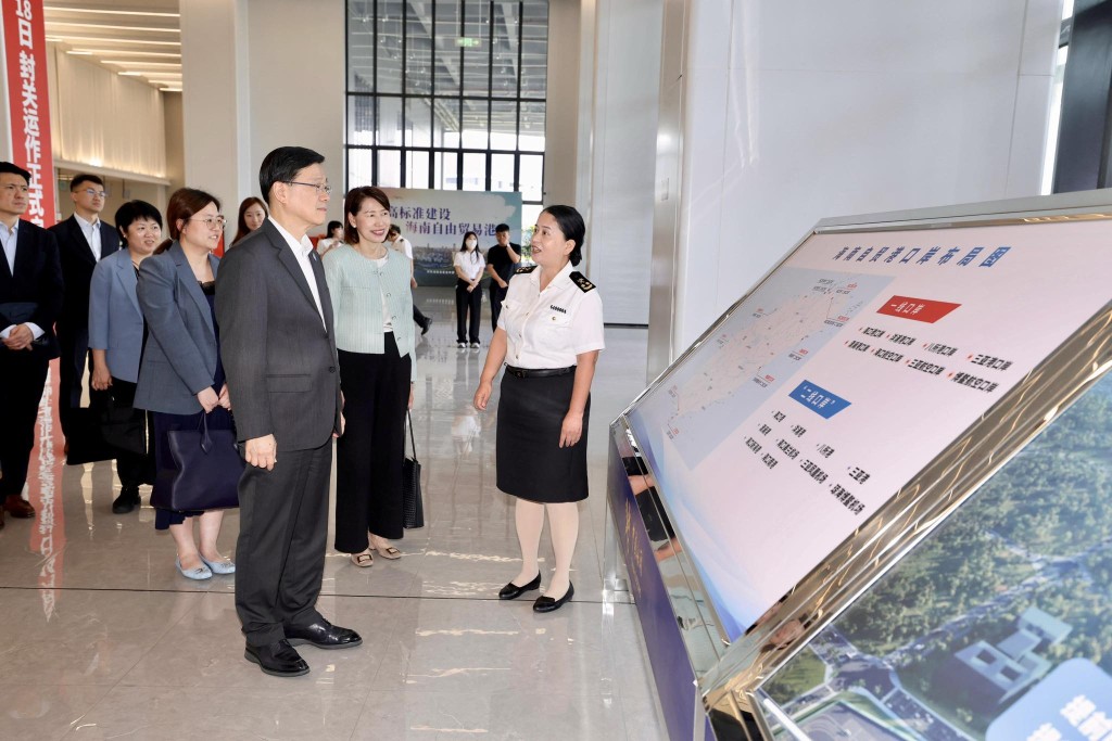李家超考察了海南自由貿易港中的海口新海港和南港「二線口岸」集中查驗場。李家超FB圖片