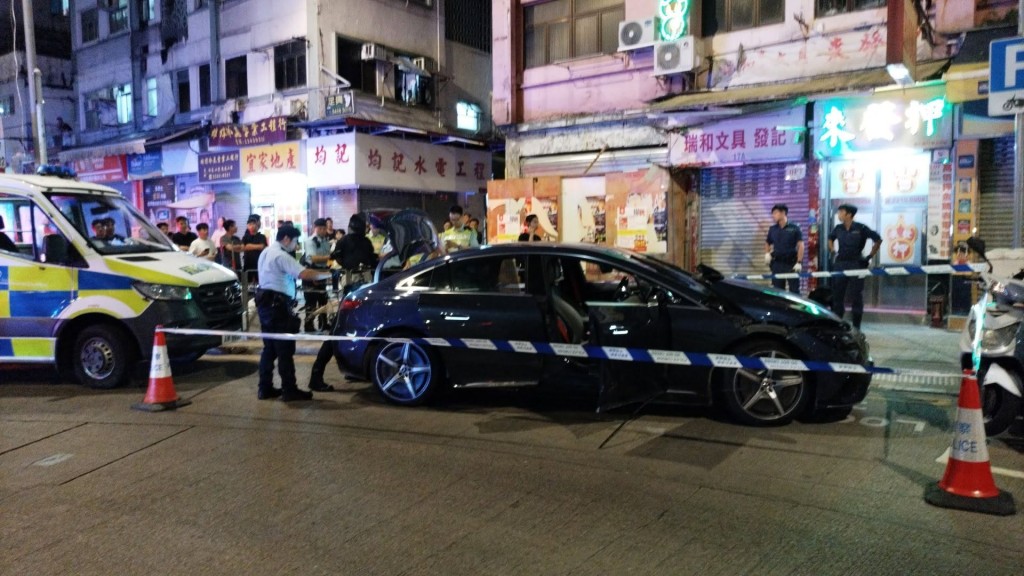 涉案平治於輔仁街及崇仁街交界被截停。FB:官塘老母群組 涉案平治於輔仁街及崇仁街交界被截停。FB:官塘老母群組