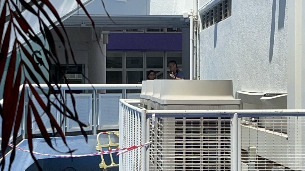 操場內有冷氣裝置。 操場內有冷氣裝置。