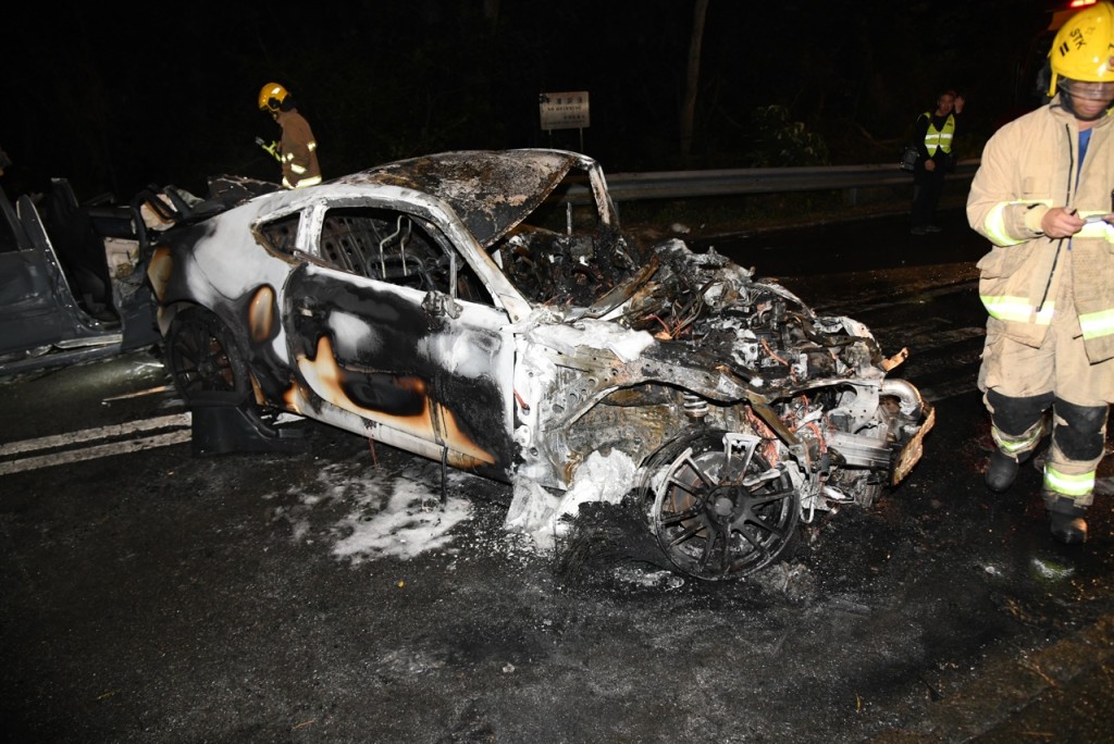 涉事私家车严重焚毁。