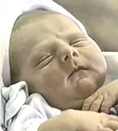 當年在咖啡店出生的嬰兒。網圖