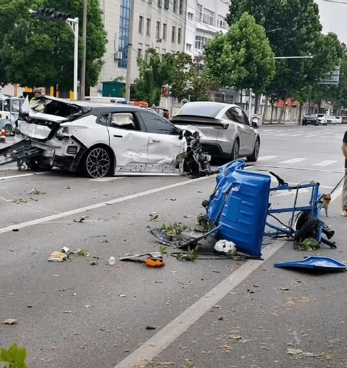 肇事車輛車頭及車尾均嚴重損毀，清潔工用的三輪車亦倒在一旁。