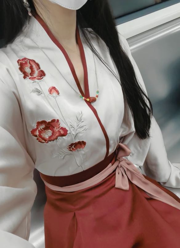 新中式服飾越來越受年輕人歡迎。小紅書