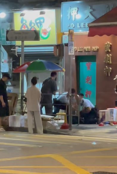 兩名衝鋒隊警員合力將男子制服在地。fb 車cam L（香港群組）大邦