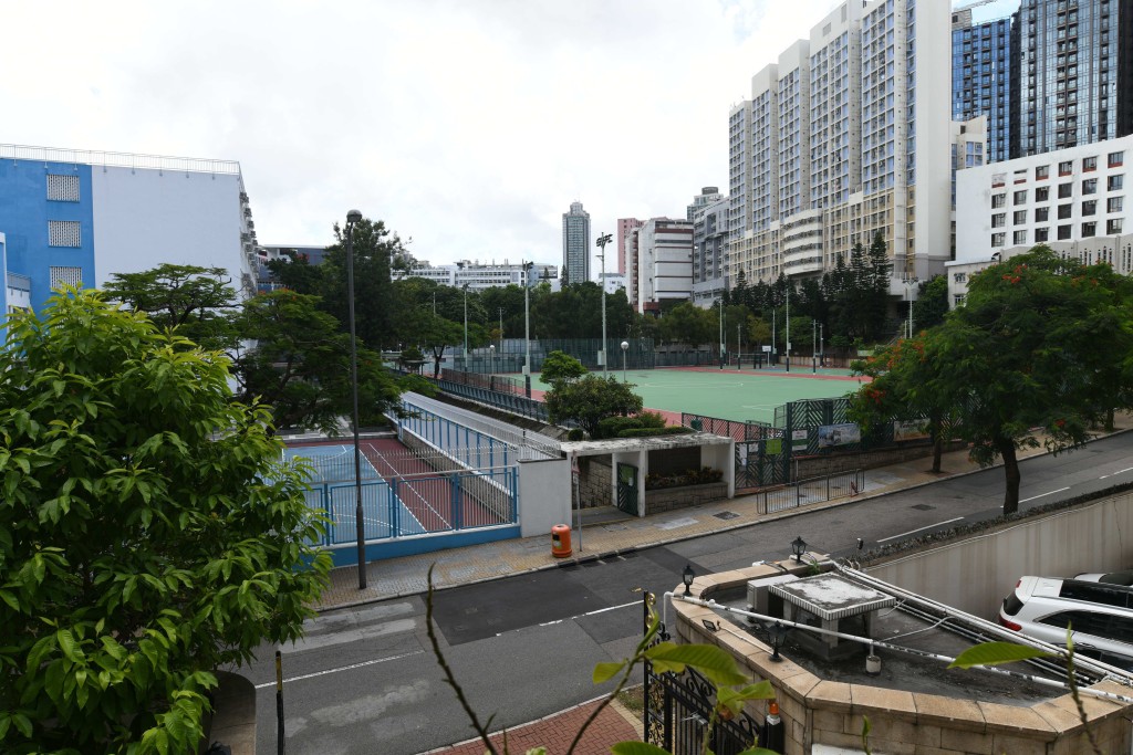 從露台外望,可享巴富街運動場一帶市景。