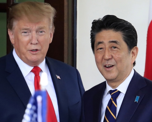 安倍晉三(右)與特朗普通電話。AP資料圖片