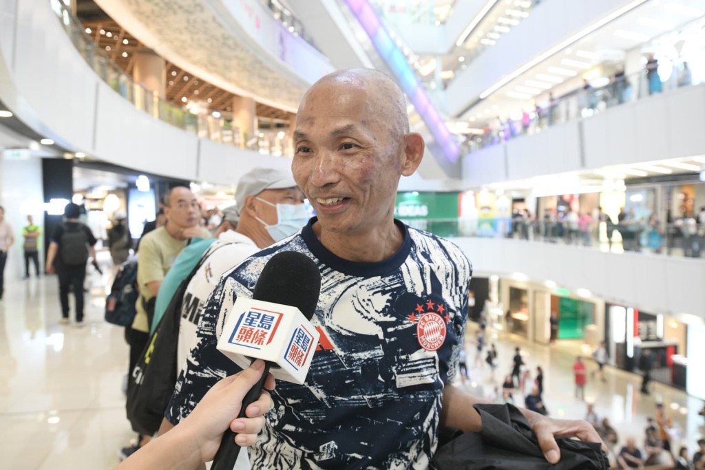 在二樓觀賽的Eric表示,商場免費提供全部場次,既方便又充滿熱鬧氣氛。 在二樓觀賽的Eric表示,商場免費提供全部場次,既方便又充滿熱鬧氣氛。