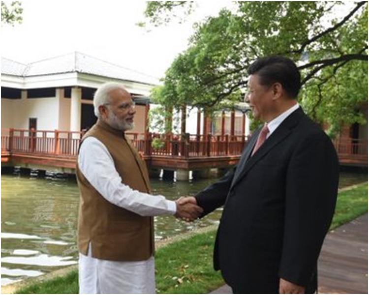 莫迪今早与习近平在东湖散步及品茗。图:莫迪twitter
