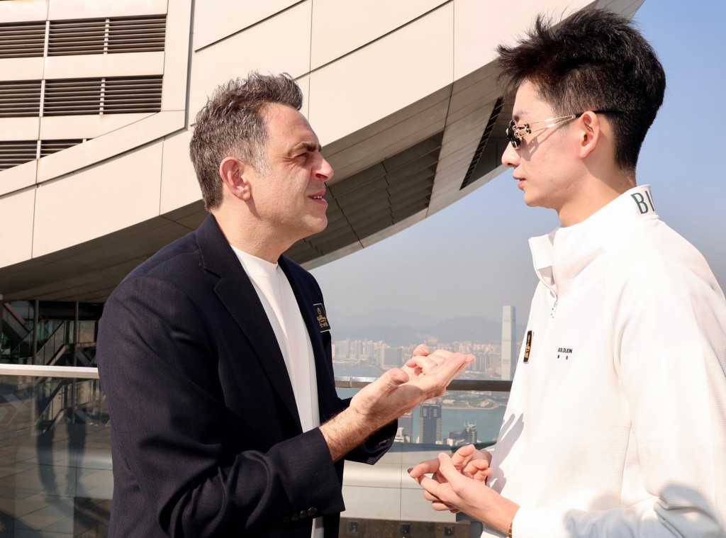 Ronnie跟中國新星吳宜澤雞啄唔斷。徐嘉華攝