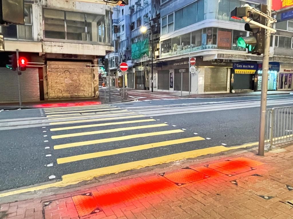 紅光投射到行人路的等候位置上，透過由地面或手機反射的紅光提醒行人。