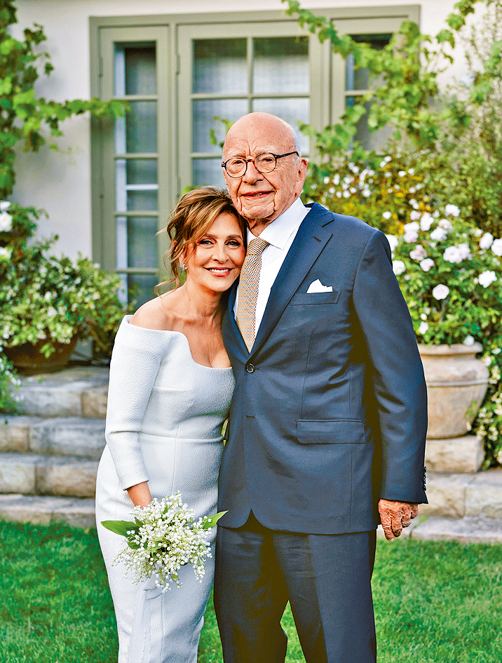 梅鐸與茹科娃上周六在婚禮上合照。